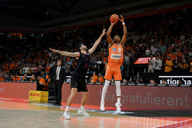 由球员市场 由球员市场